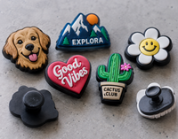 Detalle de charms de PVC personalizados a medida